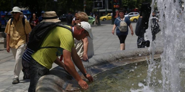 Καιρός: Σε κλοιό τριήμερου καύσωνα η χώρα – Πού θα «χτυπήσουν» 40αρια