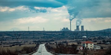 ΔΕΗ: Από στυλοβάτης.. σε παρίας