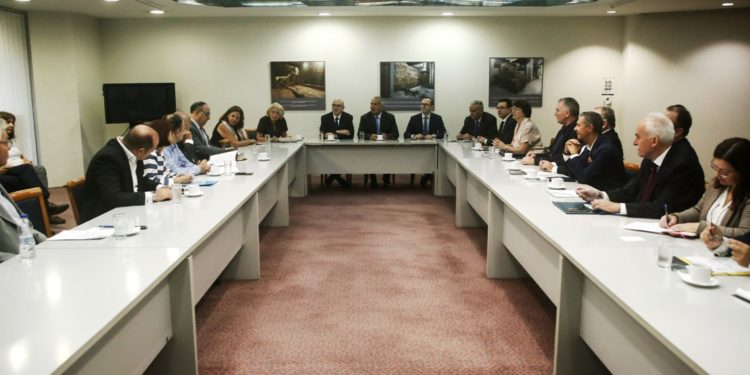 Συνέργεια ΥΠΕΞ και ΥπΑΑΤ με σκοπό την ενίσχυση των εξαγωγών