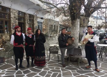 Τσικνοπέμπτη στο Φιλώτι της Ναξου με τους εκκωφαντικούς Κουδουνάτους!