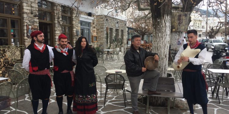 Τσικνοπέμπτη στο Φιλώτι της Ναξου με τους εκκωφαντικούς Κουδουνάτους!