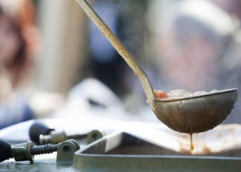 Θεοδωρικάκος: 5 εκατ. € για σίτιση 30.000 πολιτών στην Αττική