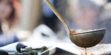 Θεοδωρικάκος: 5 εκατ. € για σίτιση 30.000 πολιτών στην Αττική