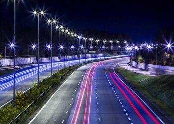 Η Περιφέρεια Θεσσαλίας πρωτοπορεί αντικαθιστώντας τον ενεργοβόρο φωτισμό των δρόμων με 7.700 οδοφωτιστικά τύπου LED