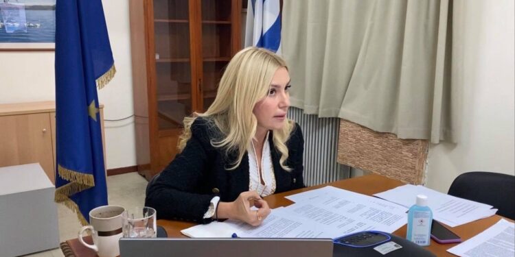 Φωτεινή Αραμπατζή: «Θα ενθάρρυνα νέες γυναίκες να ασχοληθούν με τα κοινά λέγοντάς τες: «Δώστε στο μέλλον το σχήμα των ονείρων σας»