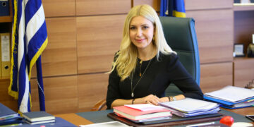 Φωτεινή Αραμπατζή: «Προστατεύουμε τα ζώα εργασίας από τον καύσωνα»