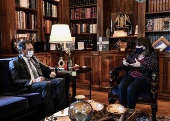 Ένα καλάθι με χριστουγεννιάτικα ξεχωριστά “καλούδια” από την ελληνική περιφέρεια, προσέφερε ο ΥπΑΑΤ στην Πρόεδρο της Δημοκρατίας