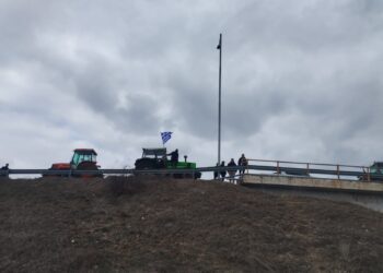 Π.Ε. Φλώρινας: Στήθηκε το μπλόκο αγροτών στον κόμβο του Φιλώτα