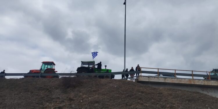 Π.Ε. Φλώρινας: Στήθηκε το μπλόκο αγροτών στον κόμβο του Φιλώτα