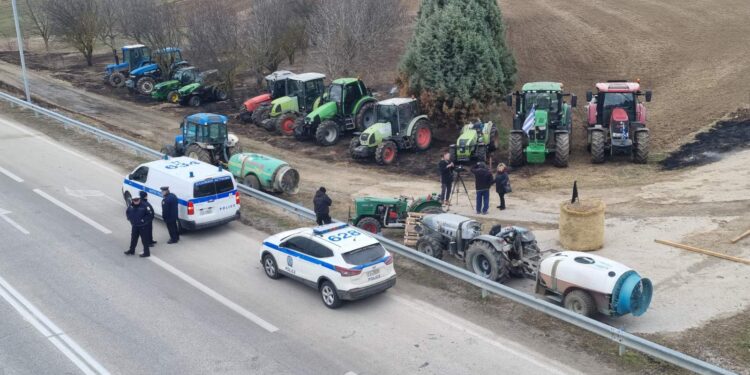 Κάλεσμα μπλόκου αγροτών Φιλώτα: Συνεχίζουμε τις δράσεις μας, κλιμακώνουμε τον αγώνα μας, όλοι το Σάββατο στην Agrotica στις 12:00.
