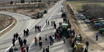 Εντείνουν τις κινητοποιήσεις τους οι αγρότες – Την Παρασκευή θα κλείσουν τον δρόμο στο τελωνείο της Νίκης